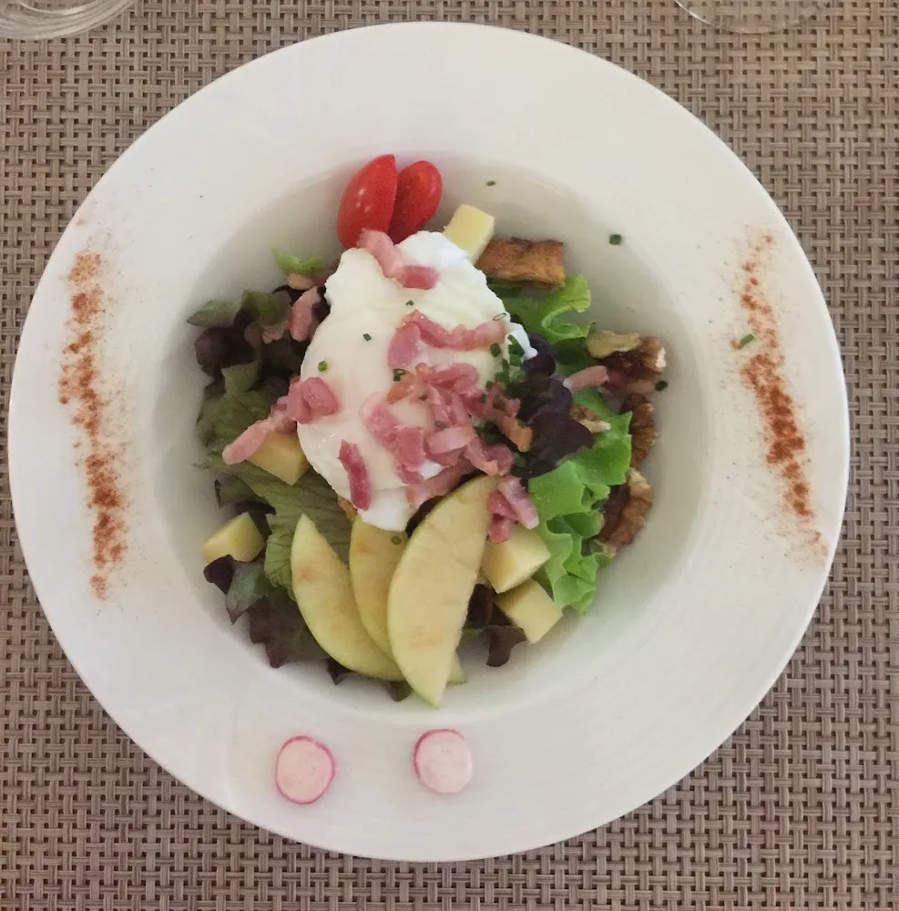 Salade Mixte Avec Un Œuf Poché